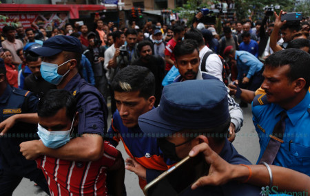 सिनामंगलमा शंकास्पद वस्तु राखेको आरोपमा पक्राउ गर्दै प्रहरी। तस्बिर: नवीनबाबु गुरूङ/सेतोपाटी